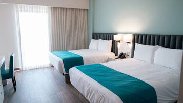 Habitació doble estàndard, vistes a la piscina | Caixa forta a l'habitació, decoració individual i escriptori