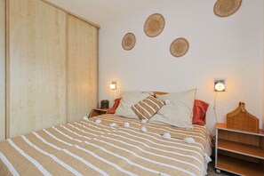 3 bedrooms, iron/ironing board, travel cot, Internet - charming accommodation swimming pool terrace (Le Pradet)