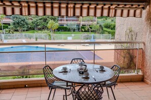 Outdoor dining - charming accommodation swimming pool terrace (Le Pradet)