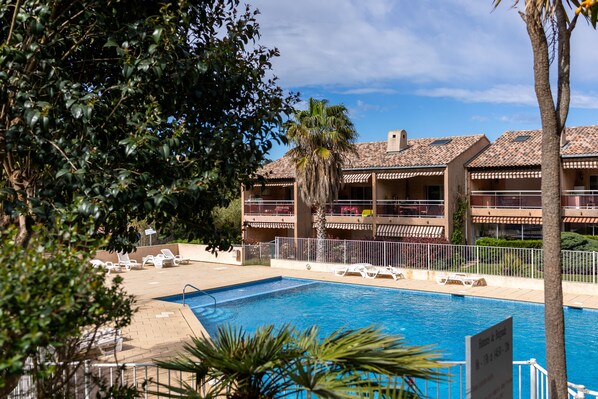 Pool - charming accommodation swimming pool terrace (Le Pradet)