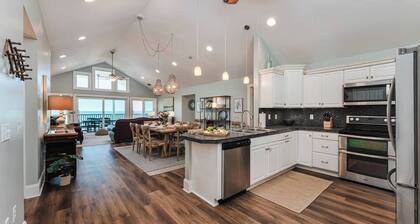 SunScape: 4BR Top-Floor Condo, Beachfront, Deck, Pool/Spa, Pet-Friendly