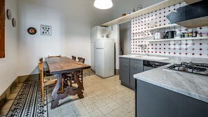 Kaffetrakter/tekoker, kjøleskap, ovn og oppvaskmaskin