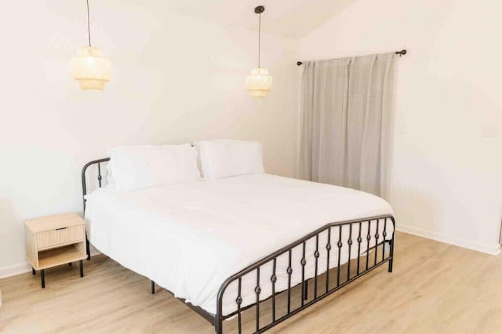 Luxury Lake Bungalow: King Bed, Deck, Lake Access #2