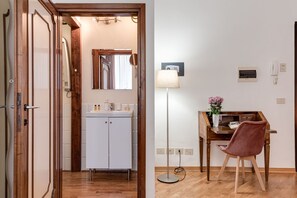 Shower, hair dryer, bidet, towels