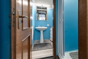 Douche, séchoir à cheveux, bidet, serviettes fournies