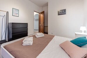 4 bedrooms, iron/ironing board, WiFi, bed sheets