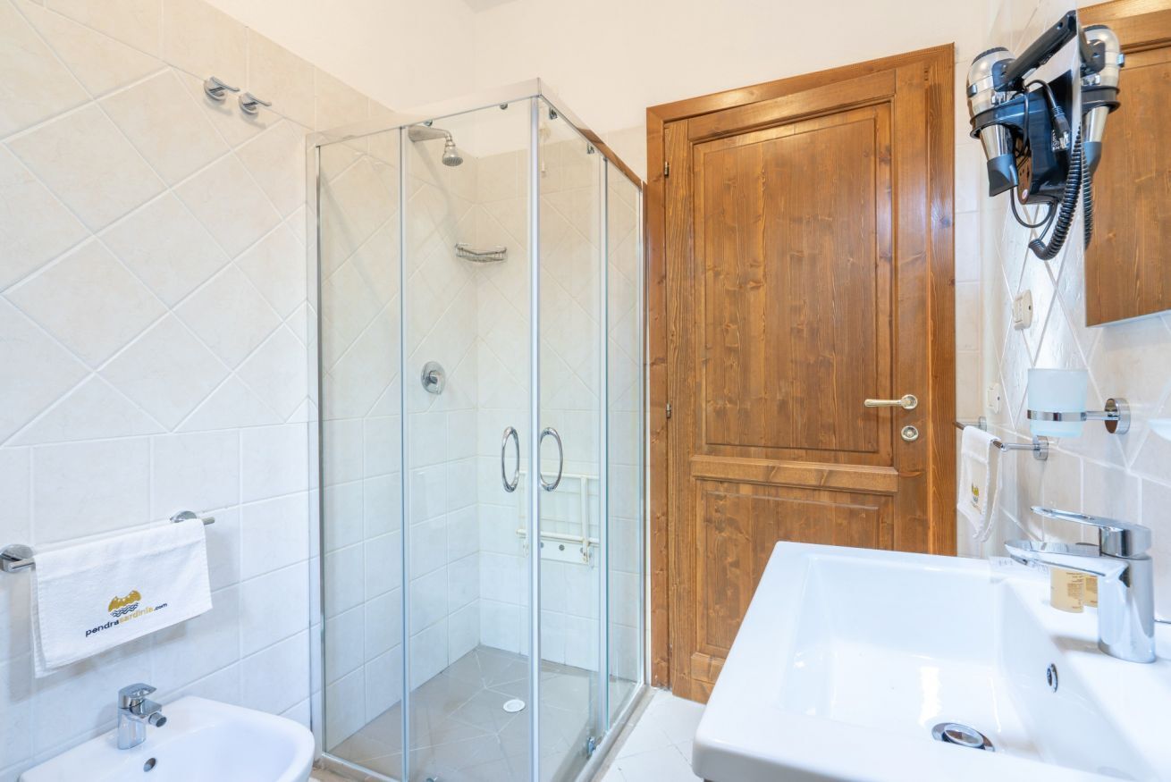 Regadera, secadora de cabello, bidet, toallas 