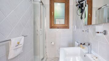 Shower, hair dryer, bidet, towels