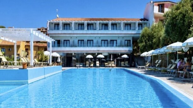 Pool - Two-room apartment of approximately 40 m2 composed of a living room with kitchenette, double sofa bed, double bedroom, bathroom, patio.Some apartments may also have a bunk bed.Endowed of:- TV- Outdoor chairs, table- External parking space- Kitchenette- A (Badesi)