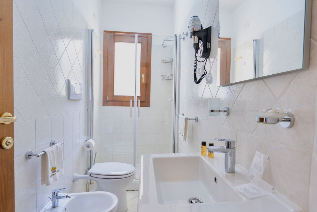 Douche, sèche-cheveux, bidet, serviettes fournies