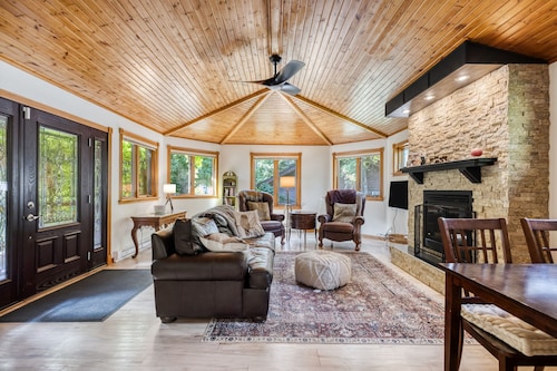 Gimli Lakefront Cottage