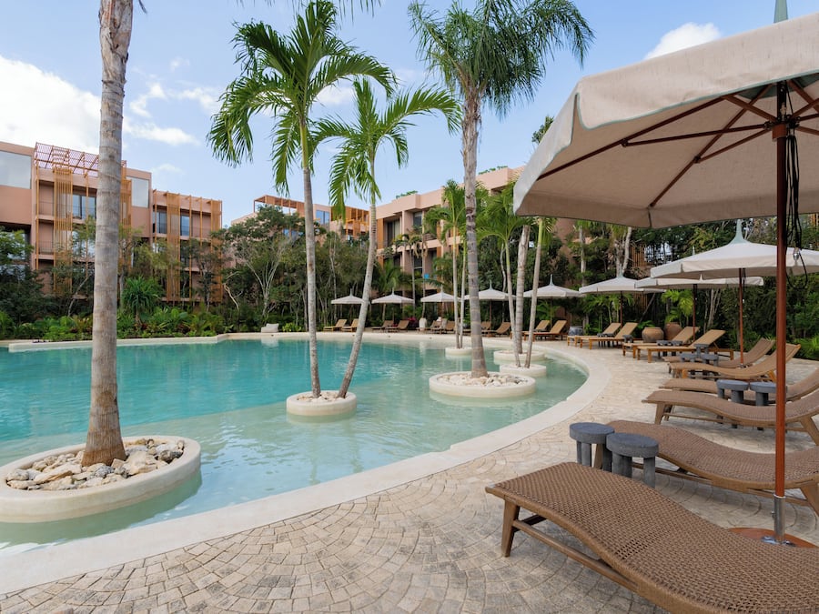 Una piscina al aire libre