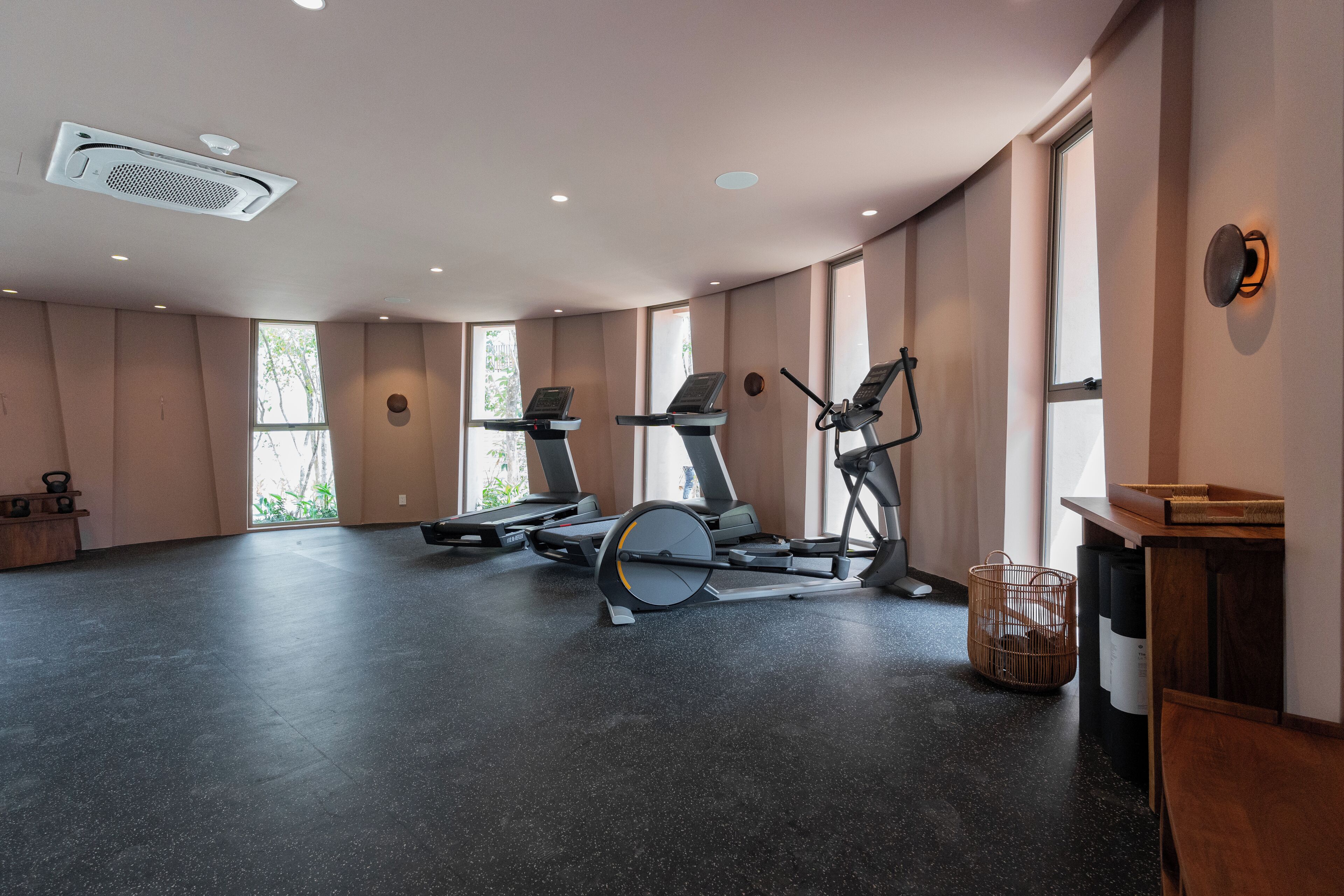 Ein Fitnessstudio mit Laufbändern, Ergometer und Rudergerät.