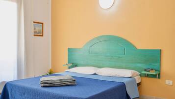 1 habitación, cuna de viaje y ropa de cama