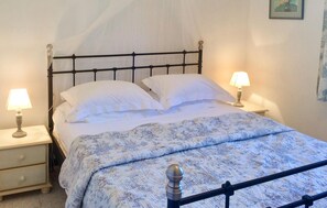 4 bedrooms, travel cot, free WiFi, bed sheets - Nice home in Lorgues with WiFi (Lorgues)