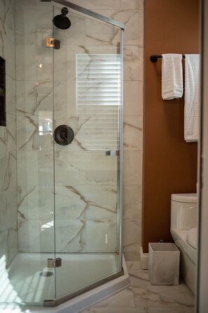 Dusche, Handtücher, Toilettenpapier