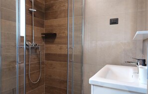 Shower, hair dryer - Lovely home in Podpican (Podpican)