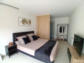 4 chambres, fer et planche à repasser, Wi-Fi, draps fournis