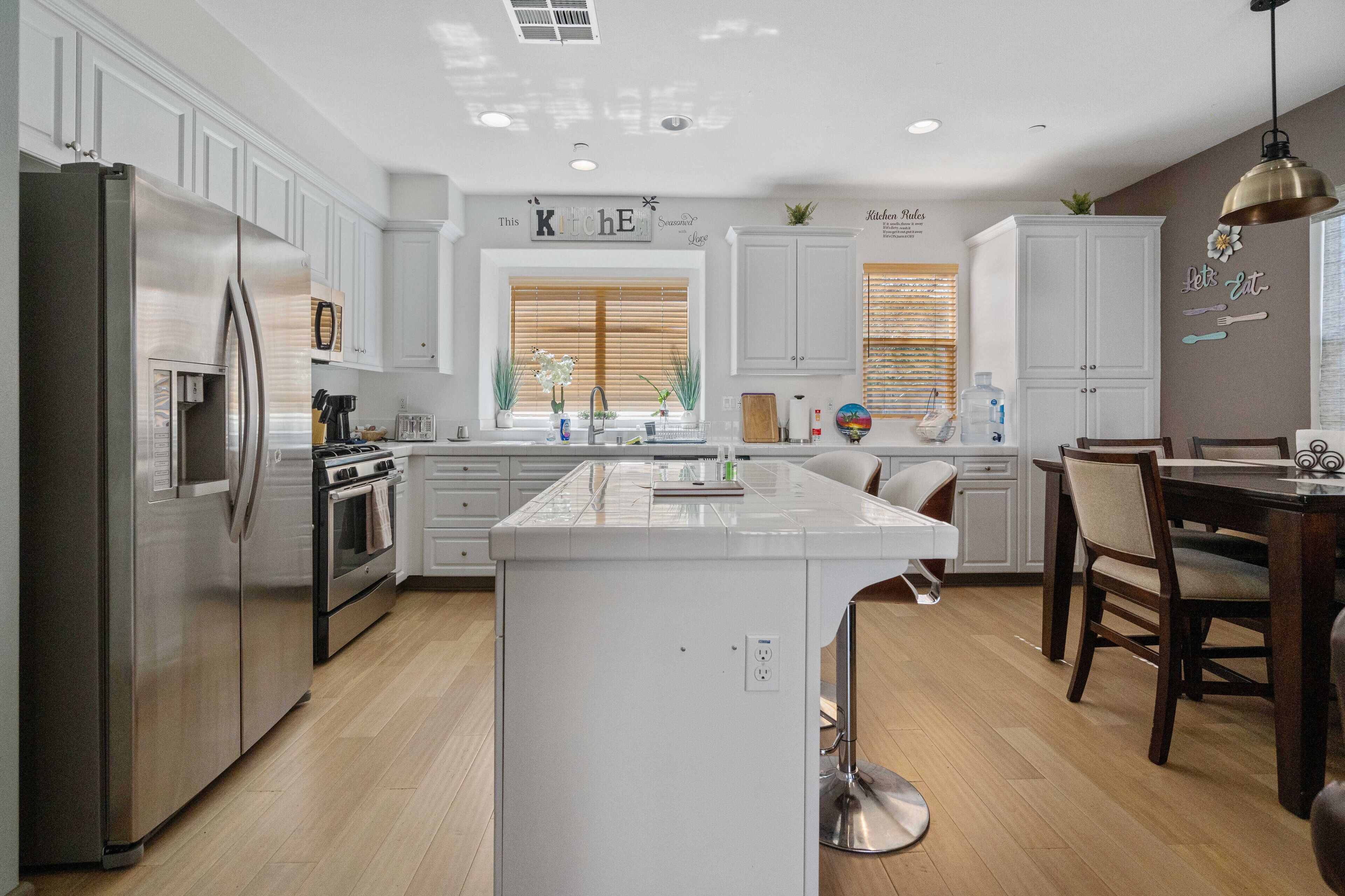 冷蔵庫、電子レンジ、オーブン、コンロ