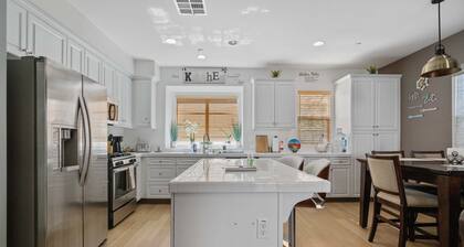 Pool & Hot Tub Retreat 12 mins from Magic Mountain