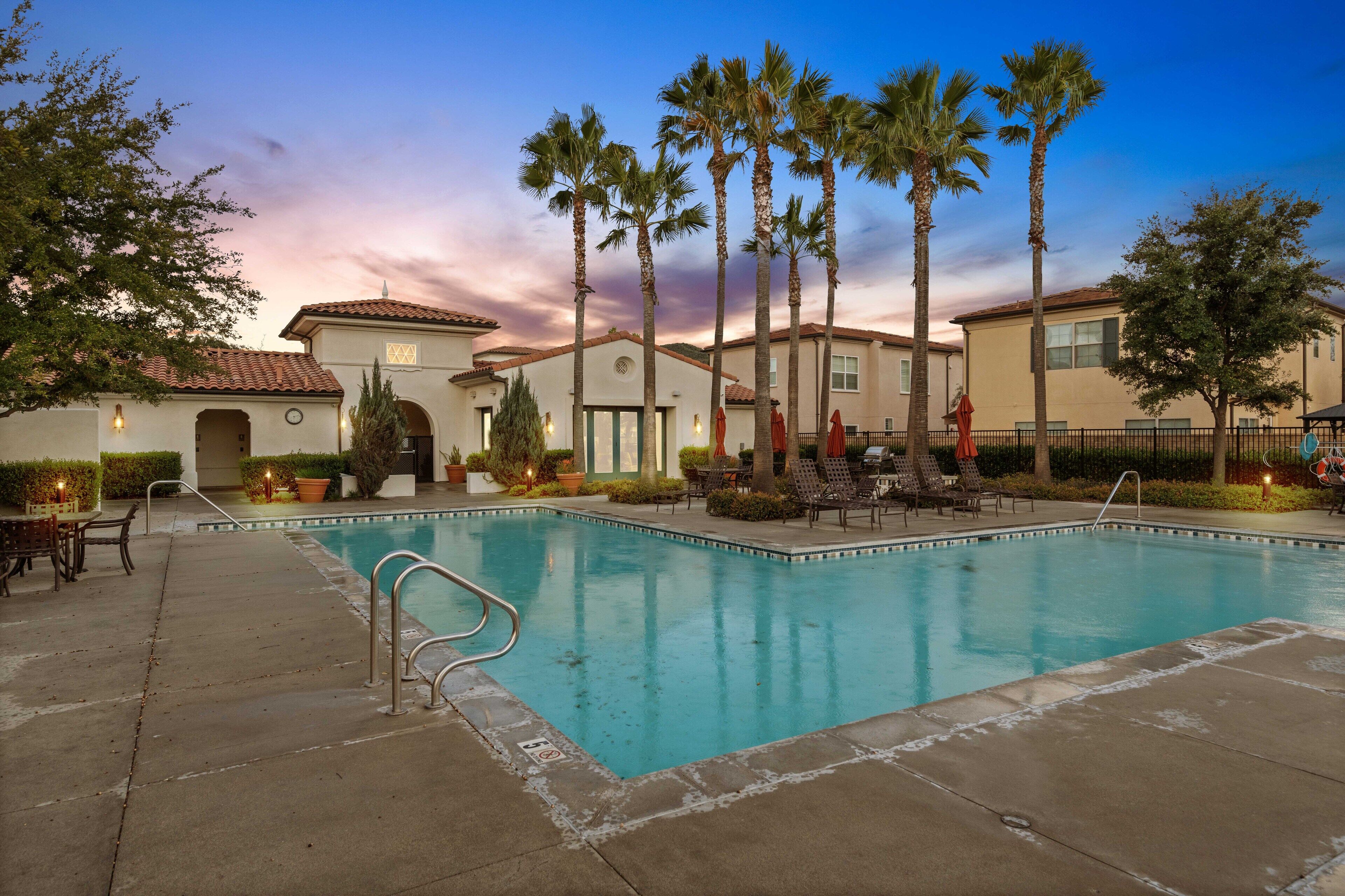 Pool & Hot Tub Retreat 12 mins from Magic Mountain
