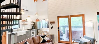 Updated cabin, hot tub views!