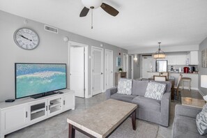 Smart TV - 5th floor 2BR Beachfront at Pelican. Stunning Views, 3 Pools, Beach Chairs (Destin)