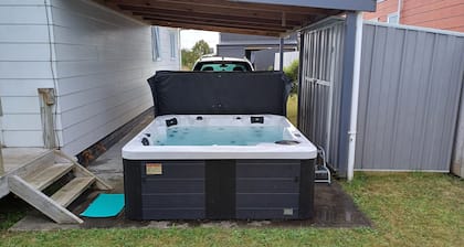 Macks Alpine Chalet with Spa Pool, Bike Shed, Big Heat Pump, Carport.