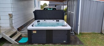 Macks Alpine Chalet with Spa Pool, Bike Shed, Big Heat Pump, Carport.