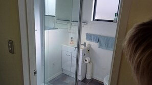 Dusj, hårføner, håndklær og såpe