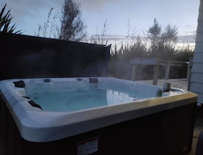 Outdoor spa tub - Macks Alpine Chalet with Spa Pool, Bike Shed, Big Heat Pump, Carport. (National Park)