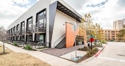 NEW Cozy Downtown East Austin Condo - Prime Location! 10 min walk to Rainey St