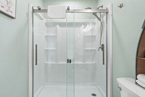 Douche, sèche-cheveux, serviettes fournies, savon