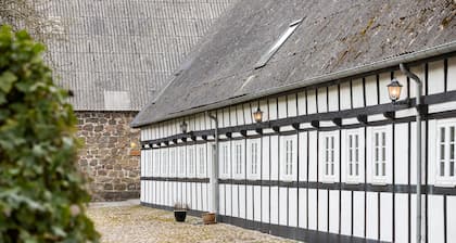 7 bedroom awesome home in Rønde