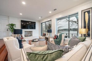 Smart TV, fireplace, books, stereo - Gorgeous Lake Hamilton home with outdoor kitchen and dock. Perfect location (Hot Springs)