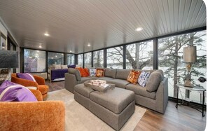 Smart TV, chimenea, libros, estéreo