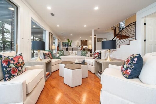 Interior - Gorgeous Lake Hamilton home with outdoor kitchen and dock. Perfect location (Hot Springs)