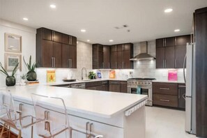 Fridge, microwave, oven, stovetop - Gorgeous Lake Hamilton home with outdoor kitchen and dock. Perfect location (Hot Springs)