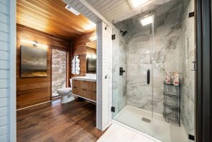 Douche, serviettes fournies, savon, shampoing
