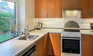 Kjøleskap, kokeplater, oppvaskmaskin og kaffetrakter/tekoker