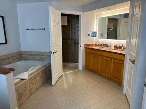 Whirlpool, Haartrockner, Handtücher, Seife