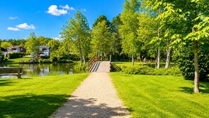 A pathway leading to a lake with houses in the background. - 3 bedroom cozy home in Vlagtwedde (Vlagtwedde)