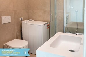 Shower, bidet, towels - Mialmare sx - Marcelli, new sea front three-room apartment in the center (Marcelli)