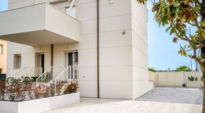 Exterior - Mialmare sx - Marcelli, new sea front three-room apartment in the center (Marcelli)