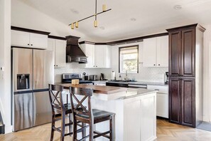 Fridge, microwave, oven, stovetop - Wilderness Haven with Hot Tub in Franktown (Franktown)