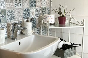 Shower, bidet, towels