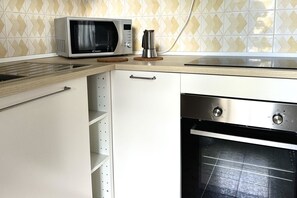 Fridge, oven, dining tables - P023 - Porto Recanati, comfortable three-room apartment 150 meters from the sea (Porto Recanati)