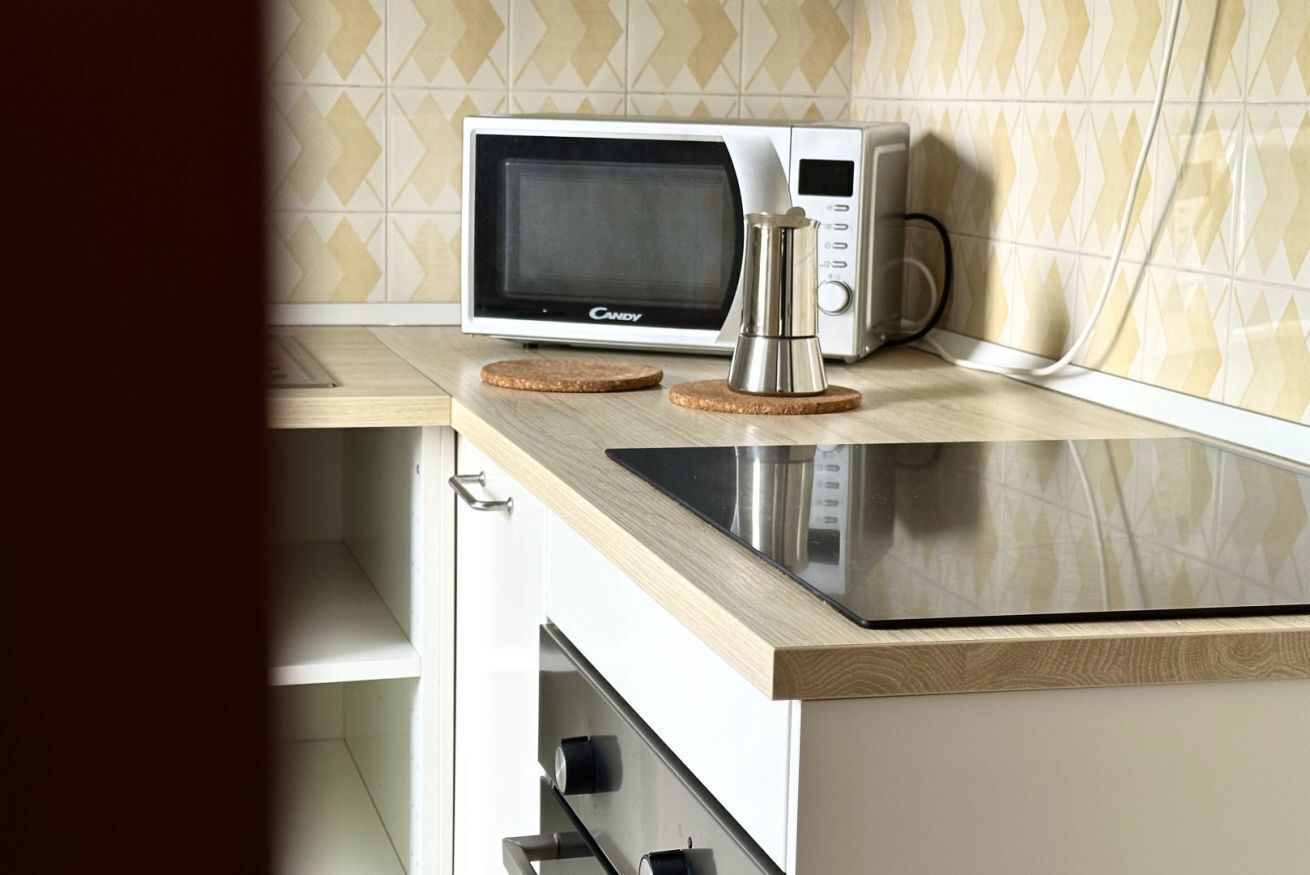 Kühlschrank, Ofen, Esstisch