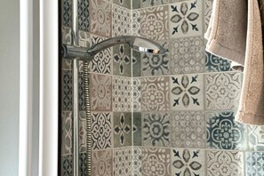 Shower, bidet, towels - P023 - Porto Recanati, comfortable three-room apartment 150 meters from the sea (Porto Recanati)