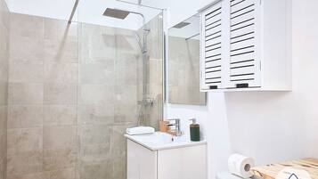 Shower, hair dryer, towels